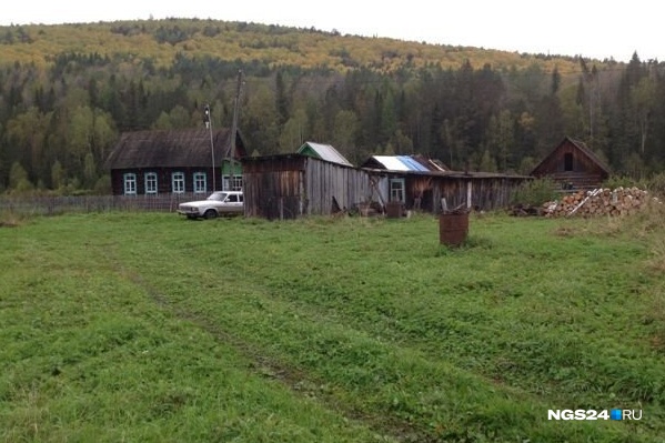 В деревне не более 20 дворов, и все друг друга знают В деревне не более 20 дворов, и все друг друга знают