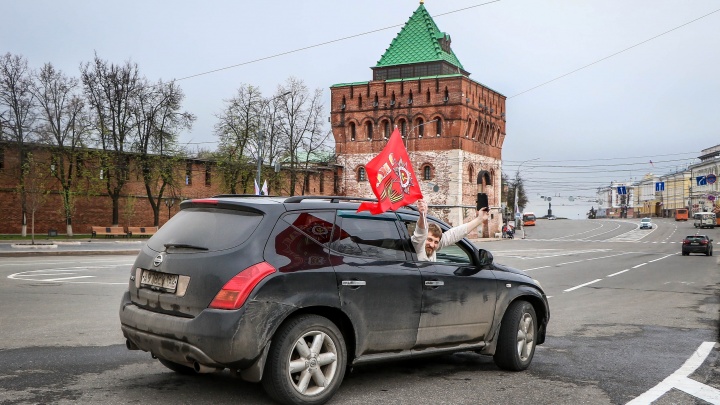 Портреты на балконах и пустые улицы: репортаж с изолированного Нижнего Новгорода в День Победы