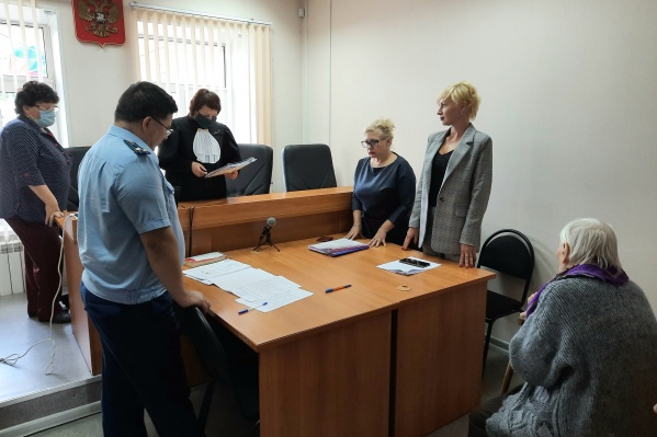 Иск в суд подавал омбудсмен, но Александра Михайловна тоже пришла на заседание — поддержать требования Иск в суд подавал омбудсмен, но Александра Михайловна тоже пришла на заседание — поддержать требования