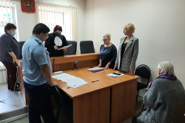 Иск в суд подавал омбудсмен, но Александра Михайловна тоже пришла на заседание — поддержать требования