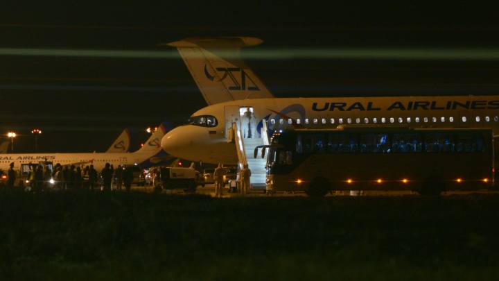 В Екатеринбурге приземлился самолет с челябинскими туристами из Таиланда. На борт поднялись медики