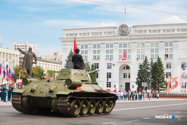Танк Т-34 уже сняли с постамента для подготовки к шествию Танк Т-34 уже сняли с постамента для подготовки к шествию