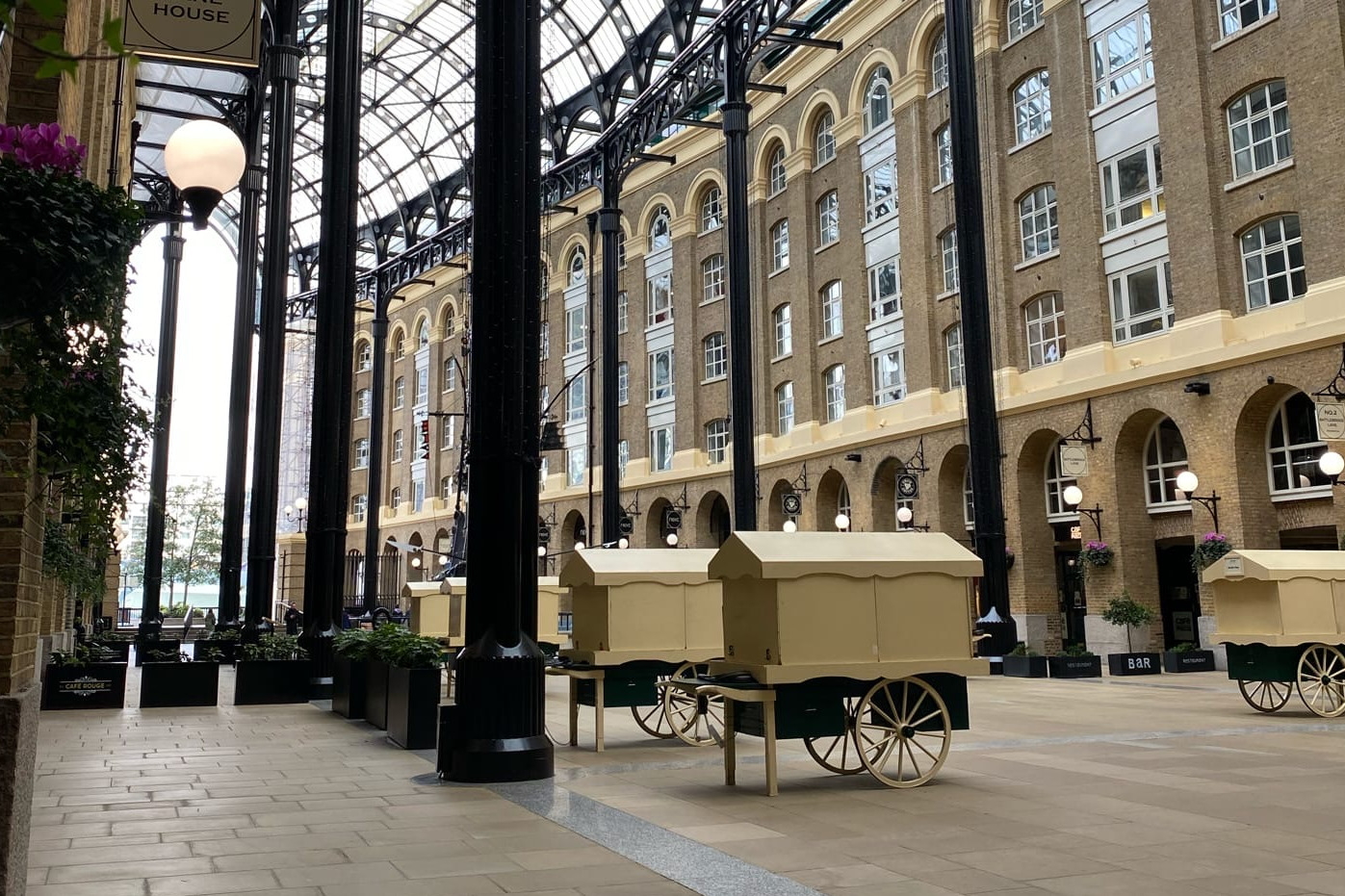 Пустая торговая галерея Hays Gallery возле станции London Bridge. Закрыты магазины и палатки с сувенирами Пустая торговая галерея Hays Gallery возле станции London Bridge. Закрыты магазины и палатки с сувенирами