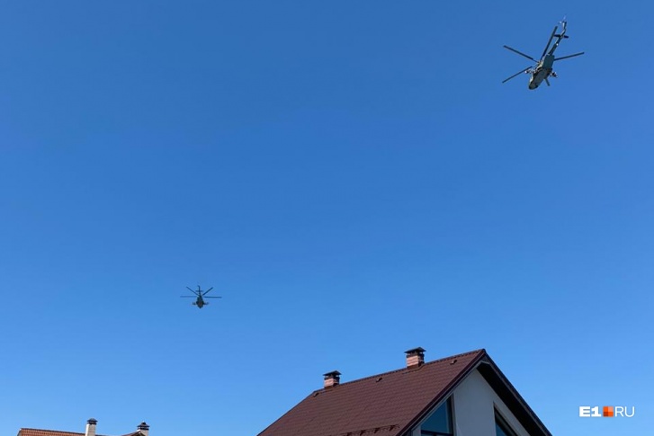 Вертолеты пролетели над Екатеринбургом, а потом — над Тюменским трактом