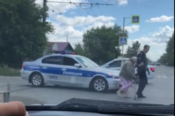 Фото пионер переводит бабушку через дорогу