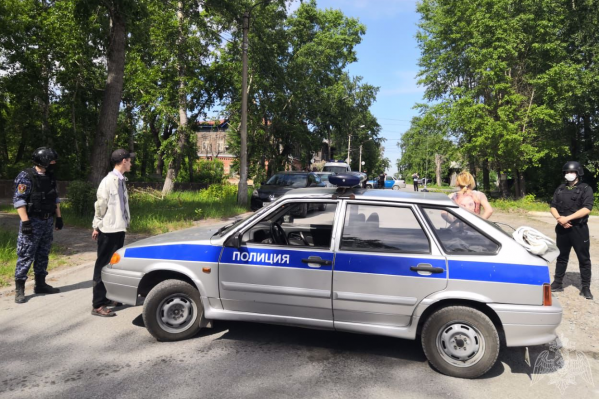 Мужчину и женщину задержали сотрудники полиции Мужчину и женщину задержали сотрудники полиции