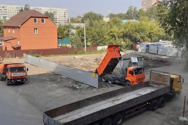 В конце лета на бывший пустырь начала заезжать тяжёлая техника, но власти называют это изыскательскими работами — разрешение на строительство пока не выдано В конце лета на бывший пустырь начала заезжать тяжёлая техника, но власти называют это изыскательскими работами — разрешение на строительство пока не выдано