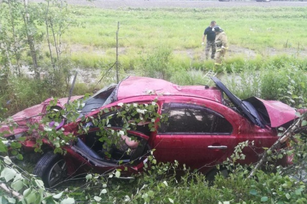 Доставать автомобиль помогали сотрудники МЧС Доставать автомобиль помогали сотрудники МЧС