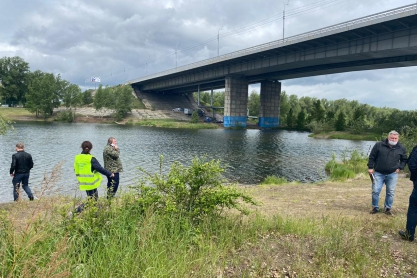 Ребёнка нашли возле Октябрьского моста Ребёнка нашли возле Октябрьского моста