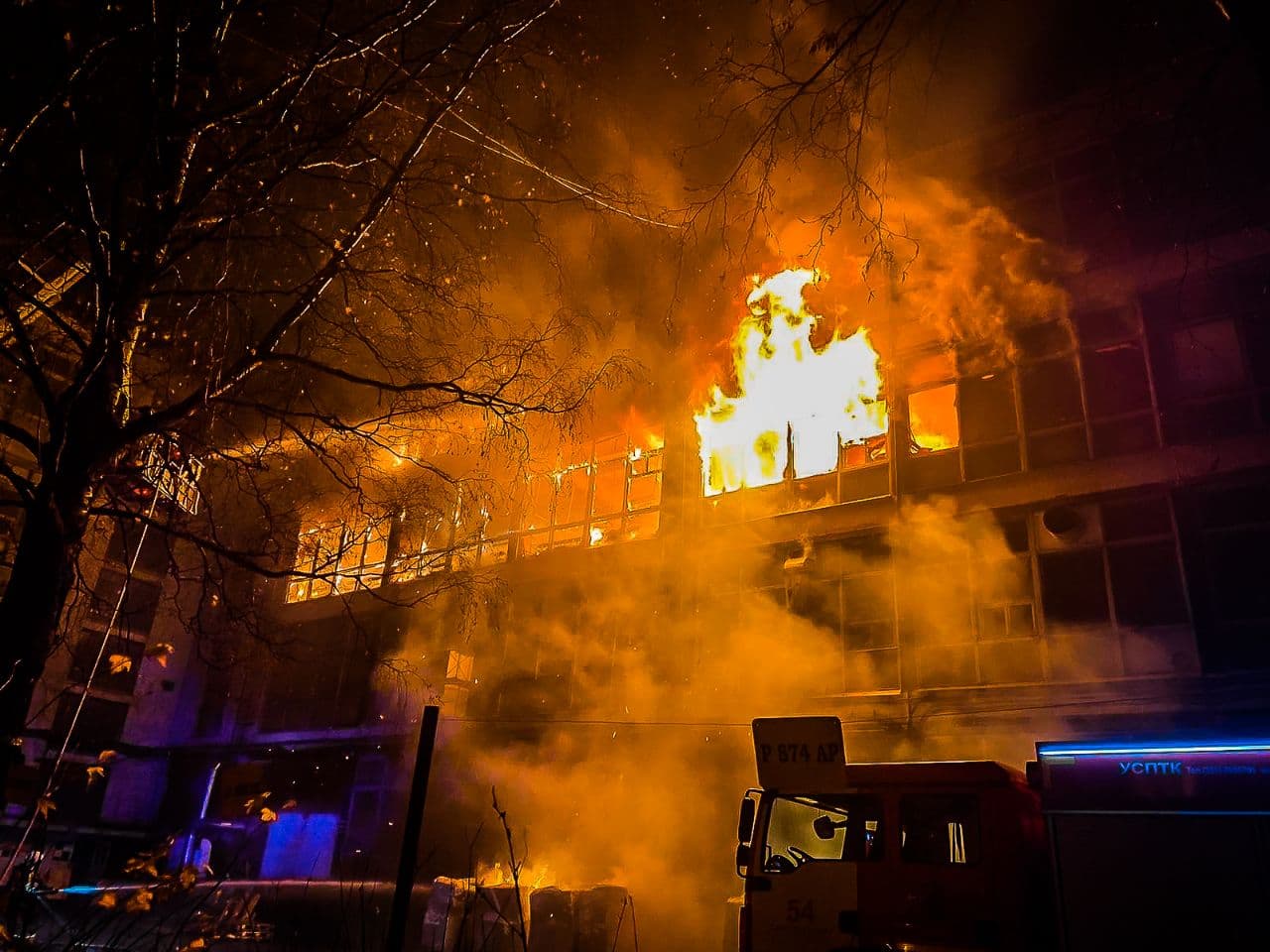 Здание ЛЭМЗ на Петергофском горит все ярче. Ранг пожара вплотную  приблизился к максимальному | 13.11.2020 | Санкт-Петербург - БезФормата