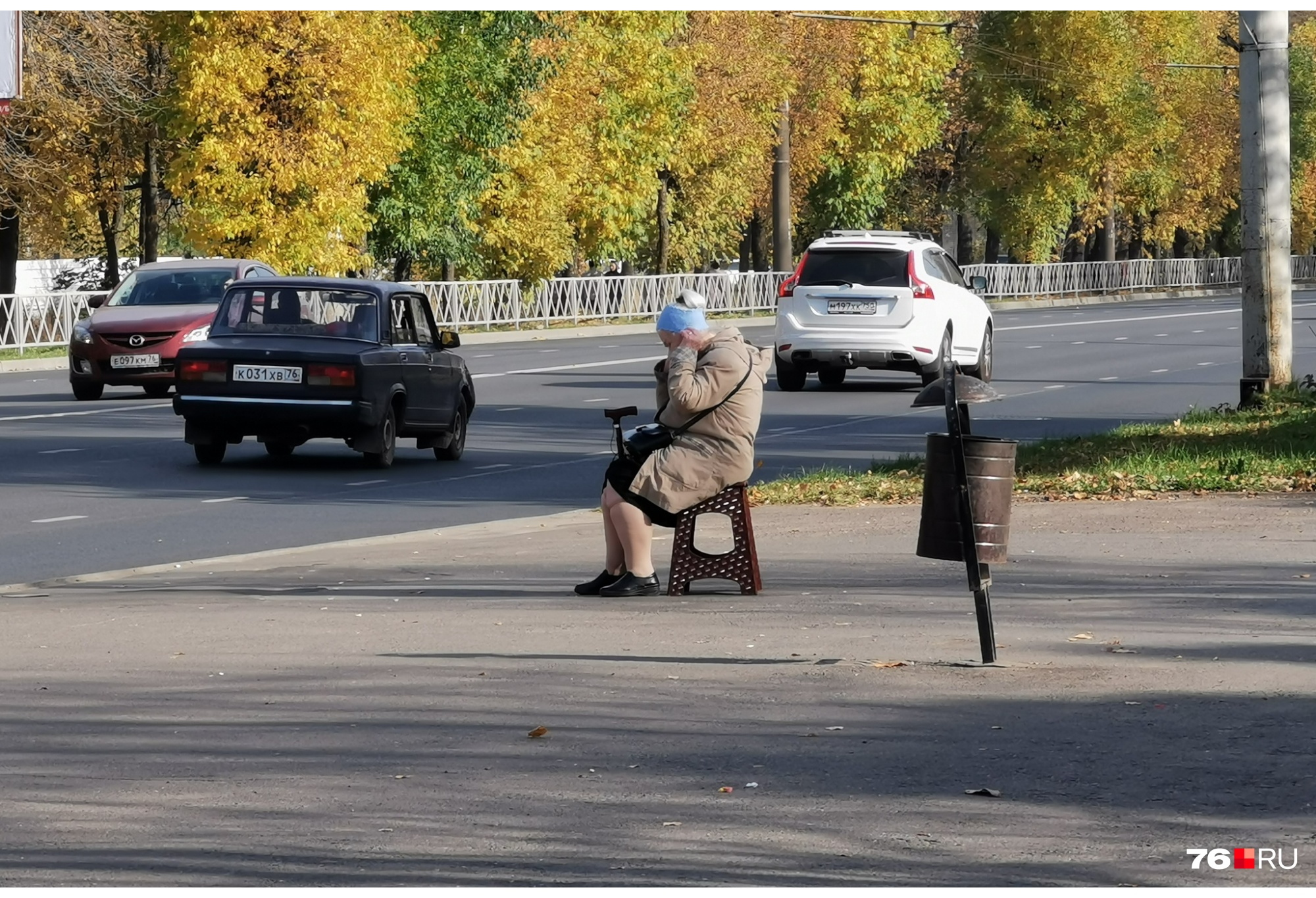 «Стыдно жить в этой стране»: в Рыбинске бабушка пришла на остановку со своей табуреткой. Фото