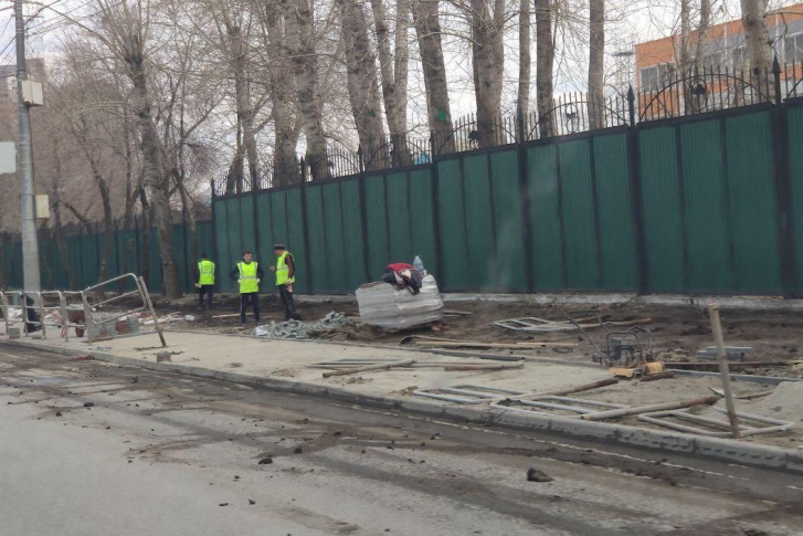 Серые ограждения сегодня исчезли с улицы Труда Серые ограждения сегодня исчезли с улицы Труда