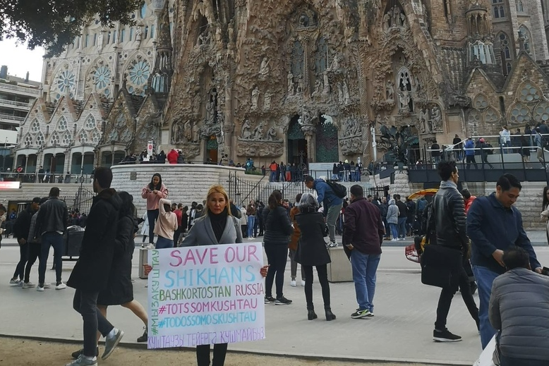 Активистка Мадина Хасанова вышла на пикет возле самой известной достопримечательности Барселоны — храма Саграда Фамилия Активистка Мадина Хасанова вышла на пикет возле самой известной достопримечательности Барселоны — храма Саграда Фамилия