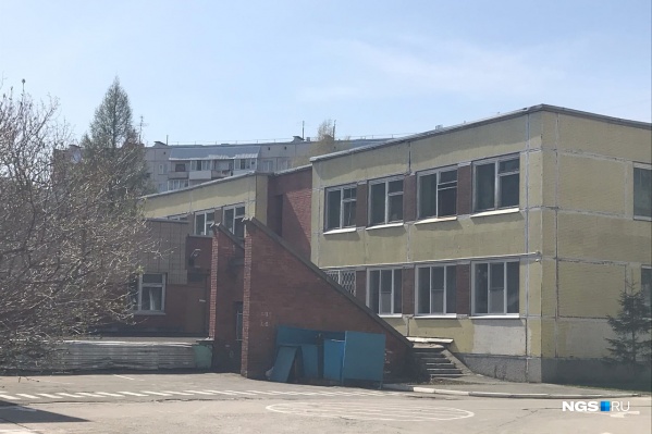 В детском саду провели дезинфекцию территории В детском саду провели дезинфекцию территории 