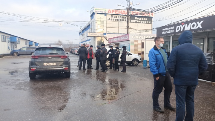 Предприниматели перекрыли мост, протестуя против сноса Карповского рынка