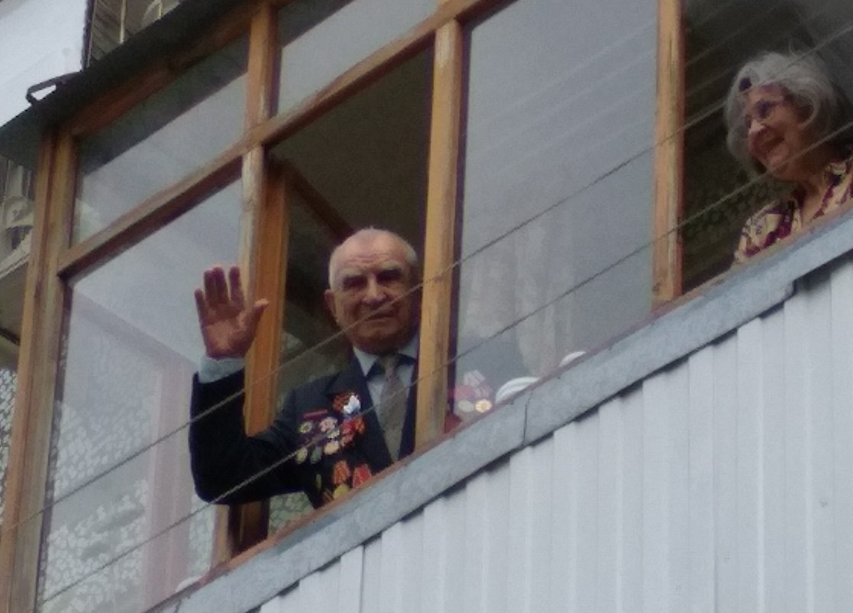 Бойцы Росгвардии поздравили ветерана в Волгограде парадом под его окнами