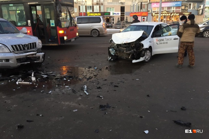 Видеорегистратор заснял момент аварии на Белинского, где машина такси влетела во внедорожник