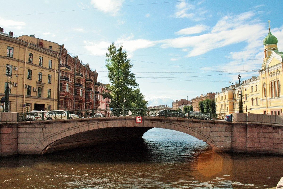Канал Грибоедова. Могилевский мост, в районе которого был обнаружен пакет с трупом. Второй слева — дом № 132 по набережной канала