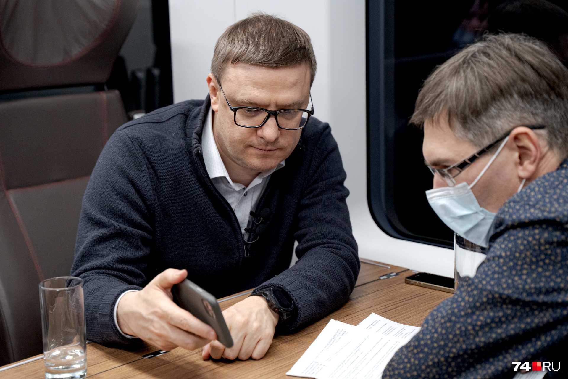 Алексей Текслер показывает эскизы готового кафедрального собора Рождества Христова Алексей Текслер показывает эскизы готового кафедрального собора Рождества Христова