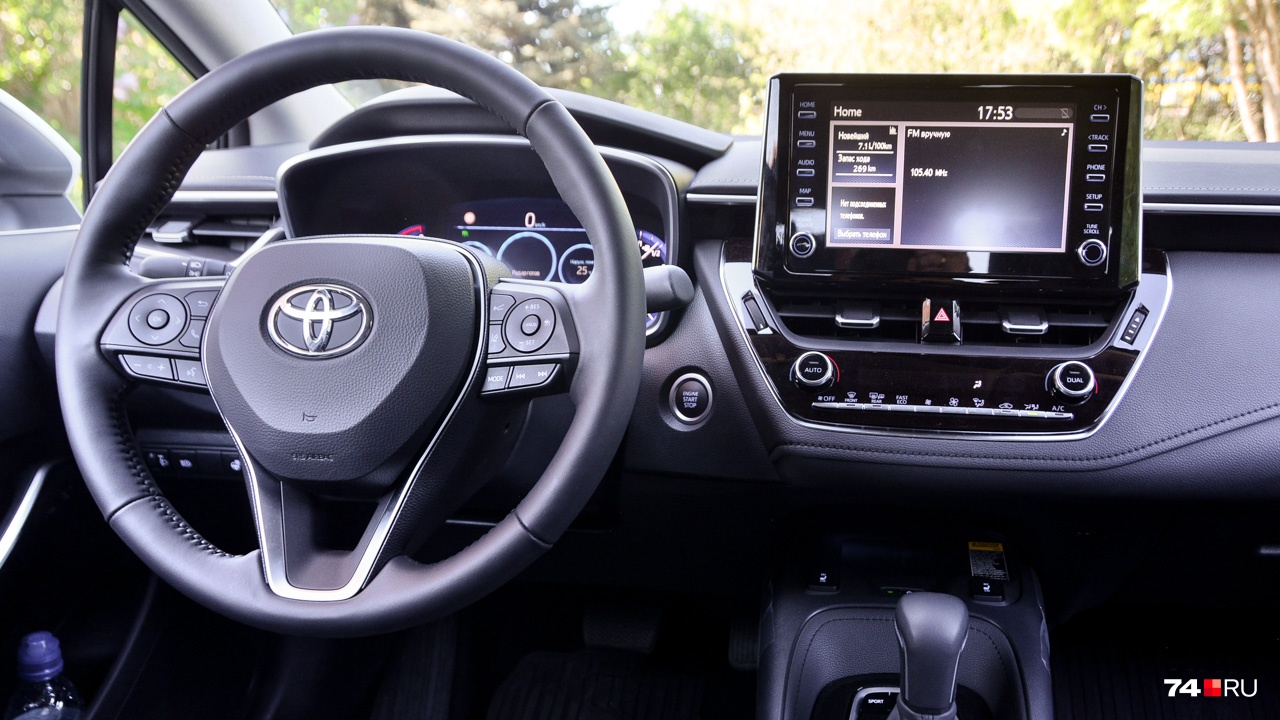 Toyota Corolla с бесключевым доступом. Двигатель запускается кнопкой справа от руля Toyota Corolla с бесключевым доступом. Двигатель запускается кнопкой справа от руля