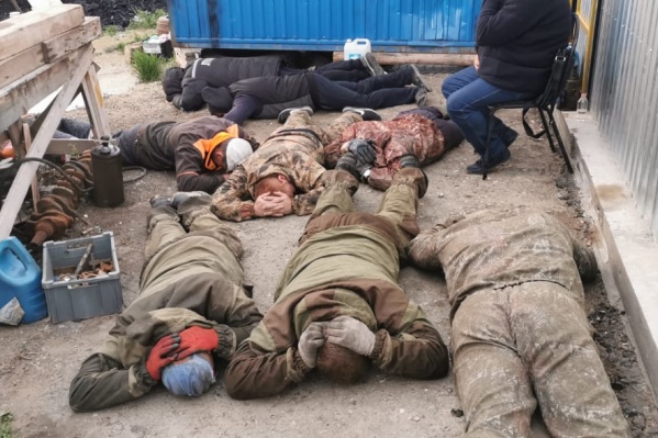 Силовики считают, что группа злоумышленников состояла из 14 человек Силовики считают, что группа злоумышленников состояла из 14 человек
