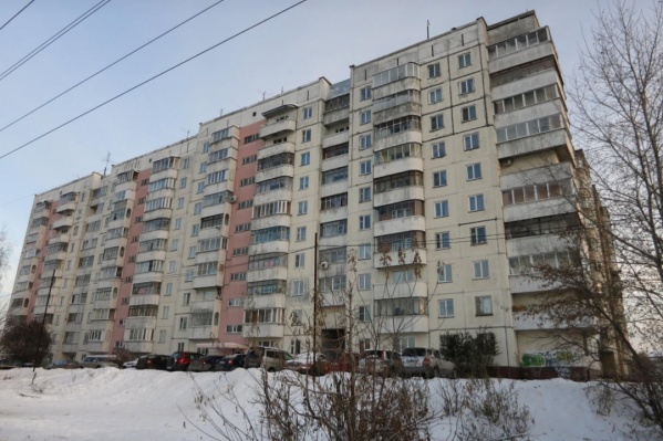 Нападение произошло неподалеку от этой многоэтажки на улице Одоевского Нападение произошло неподалеку от этой многоэтажки на улице Одоевского