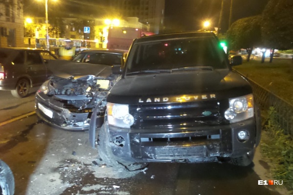 Водителя Land Rover повезли на медосвидетельствование Водителя Land Rover повезли на медосвидетельствование
