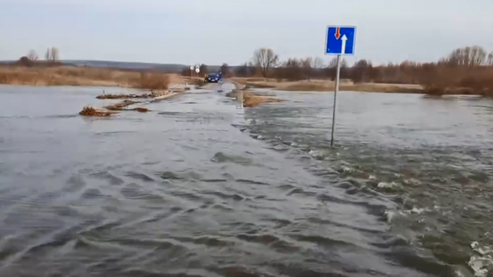 Видео дня. Пьяна вышла из берегов и затопила дорожные переправы в Сергаче