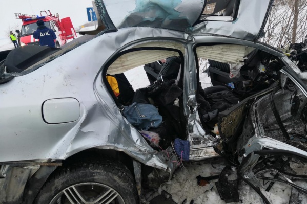 В Mercedes погибли муж с женой и их пятилетняя дочь В Mercedes погибли муж с женой и их пятилетняя дочь