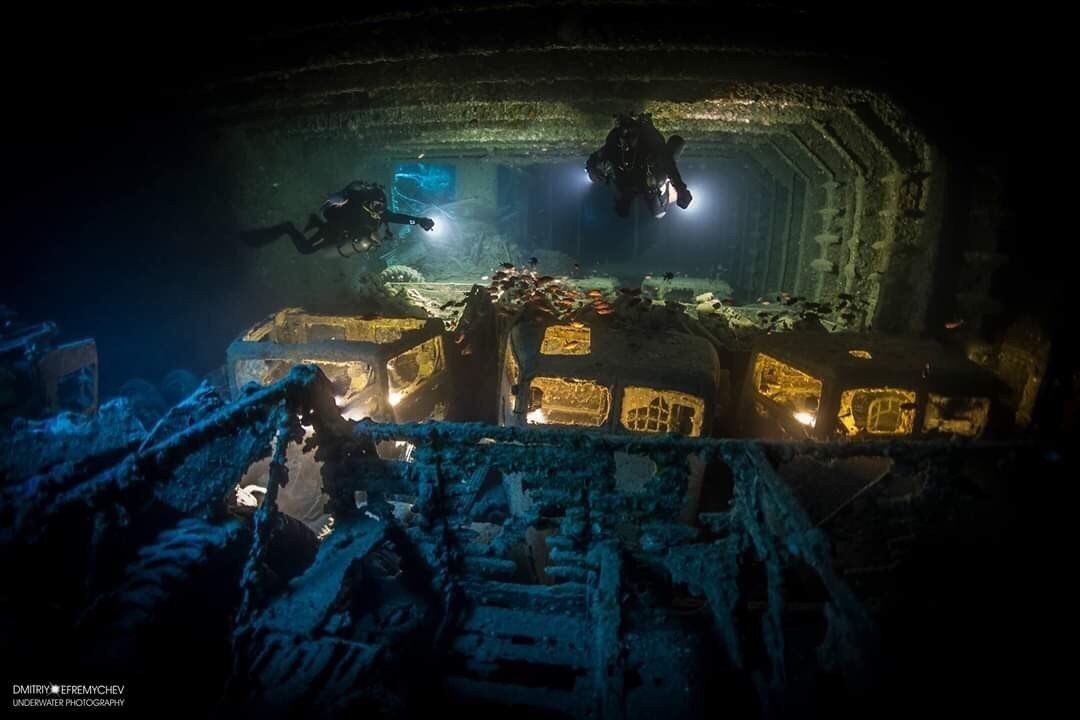 Это затонувший военный сухогруз Thistlegorm: на дне он лежит с 1941 года. На корабле были грузовики «Бедфорд», автомобили «Моррис»», мотоциклы «БСА», винтовки «Лин-Энфилд», запчасти, генераторы, солдатское обмундирование, коробки с медикаментами. На палубе корабля стояли два легких танка, четыре железнодорожных вагона и два паровоза Это затонувший военный сухогруз Thistlegorm: на дне он лежит с 1941 года. На корабле были грузовики «Бедфорд», автомобили «Моррис»», мотоциклы «БСА», винтовки «Лин-Энфилд», запчасти, генераторы, солдатское обмундирование, коробки с медикаментами. На палубе корабля стояли два легких танка, четыре железнодорожных вагона и два паровоза