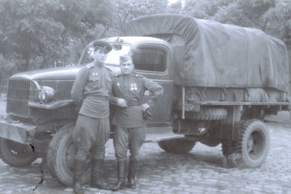 Владимир Татаржицкий (слева) вместе с боевым товарищем Владимир Татаржицкий (слева) вместе с боевым товарищем