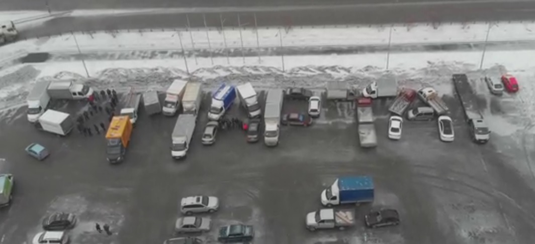 В Екатеринбурге водители выстроили из грузовиков фразу «С 8 Марта!»