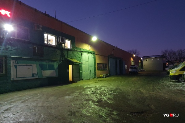 Площадка перед гаражом скорых в Ярославле сейчас наполовину покрыта льдом, но больших ям вроде бы под ним нет Площадка перед гаражом скорых в Ярославле сейчас наполовину покрыта льдом, но больших ям вроде бы под ним нет
