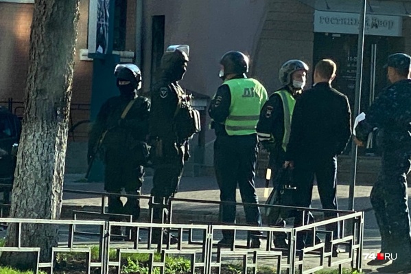 Сотрудники полиции с оружием рассредоточились на улицах вокруг полицейского главка Сотрудники полиции с оружием рассредоточились на улицах вокруг полицейского главка