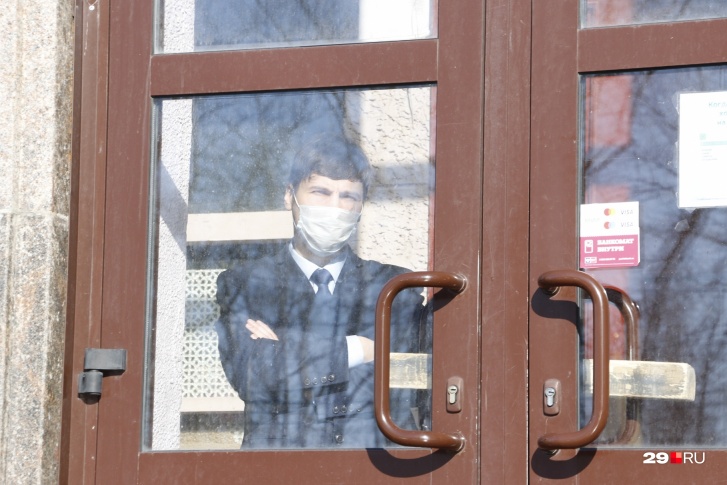 В магазинах пробы брали с дверных ручек, ручек тележек или корзин, холодильников, терминалов для банковских карт В магазинах пробы брали с дверных ручек, ручек тележек или корзин, холодильников, терминалов для банковских карт