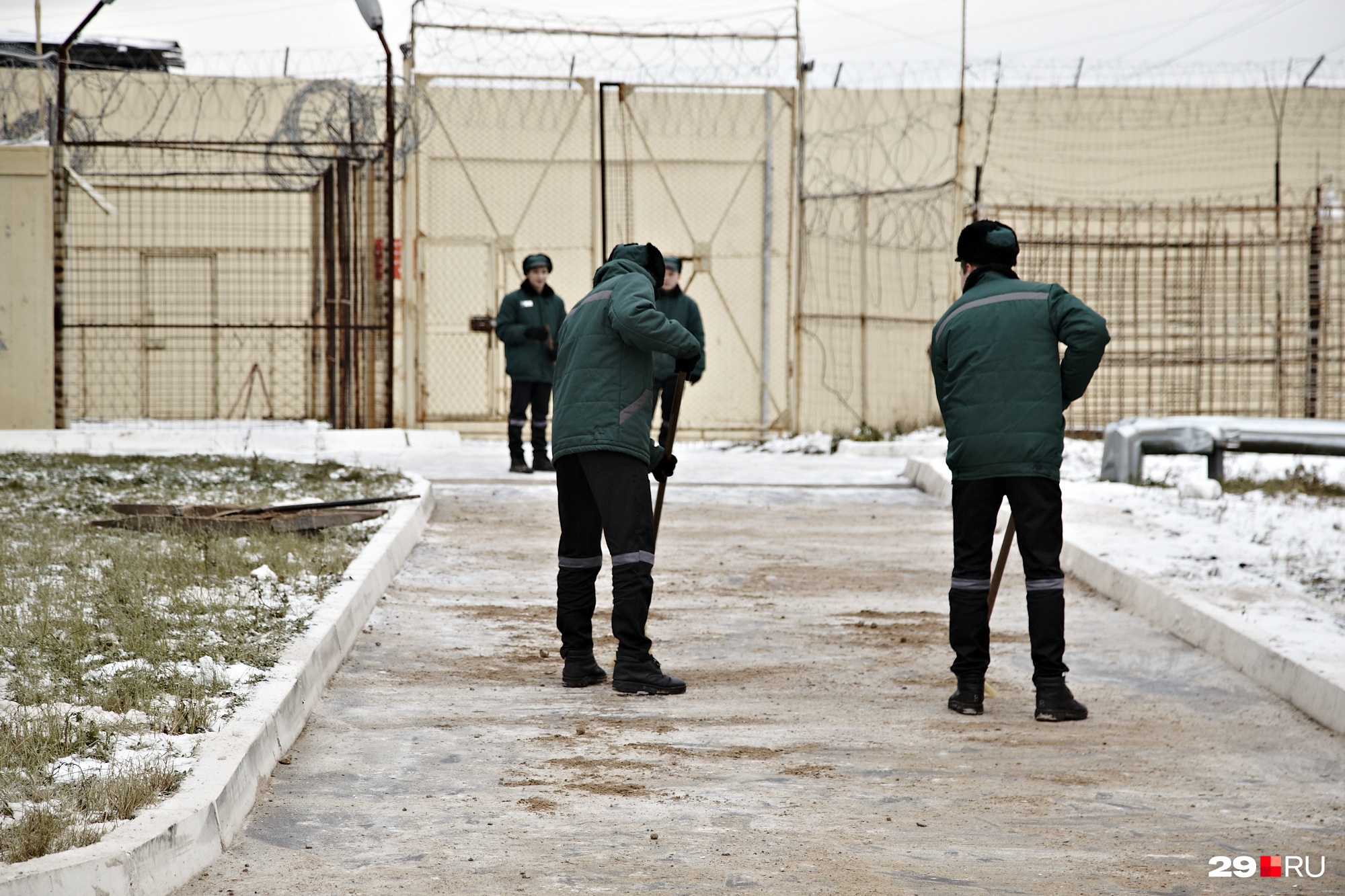 Осужденный отбывает исправительные работы. Тюрьма Плесецкий район ИК-21. Труд осужденных. Адаптация осужденных. Работа осужденных.