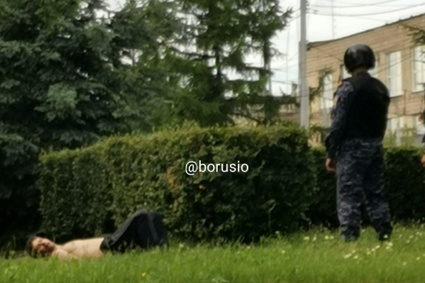 На газоне перед администрацией лежит предполагаемый виновник эвакуации На газоне перед администрацией лежит предполагаемый виновник эвакуации