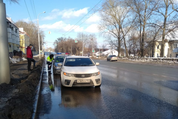 На месте разбирались сотрудники ГИБДД, скорая уехала после оказания первой помощи На месте разбирались сотрудники ГИБДД, скорая уехала после оказания первой помощи