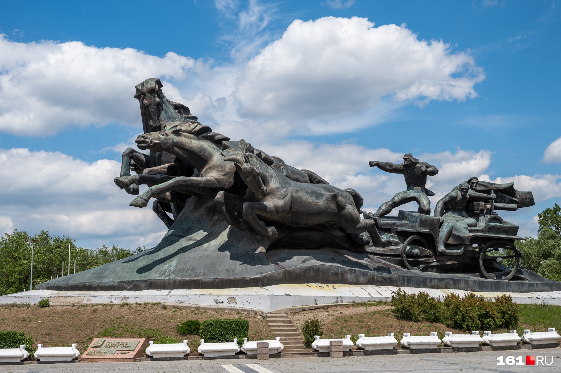 Город дон ростовская область. Тачанка памятник в Ростове. Тачанка ростовчанка памятник. Тачанка скульптура Ростов. Памятник ростовчанка Ростов на Дону.