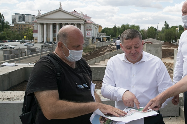 Архитектор Алексей Лисин и губернатор Андрей Бочаров сравнивают с рисунком окружающую действительность Архитектор Алексей Лисин и губернатор Андрей Бочаров сравнивают с рисунком окружающую действительность 
