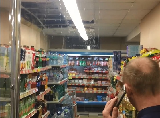 «Пельмешки спасайте»: в Ярославле залило супермаркет. Видео