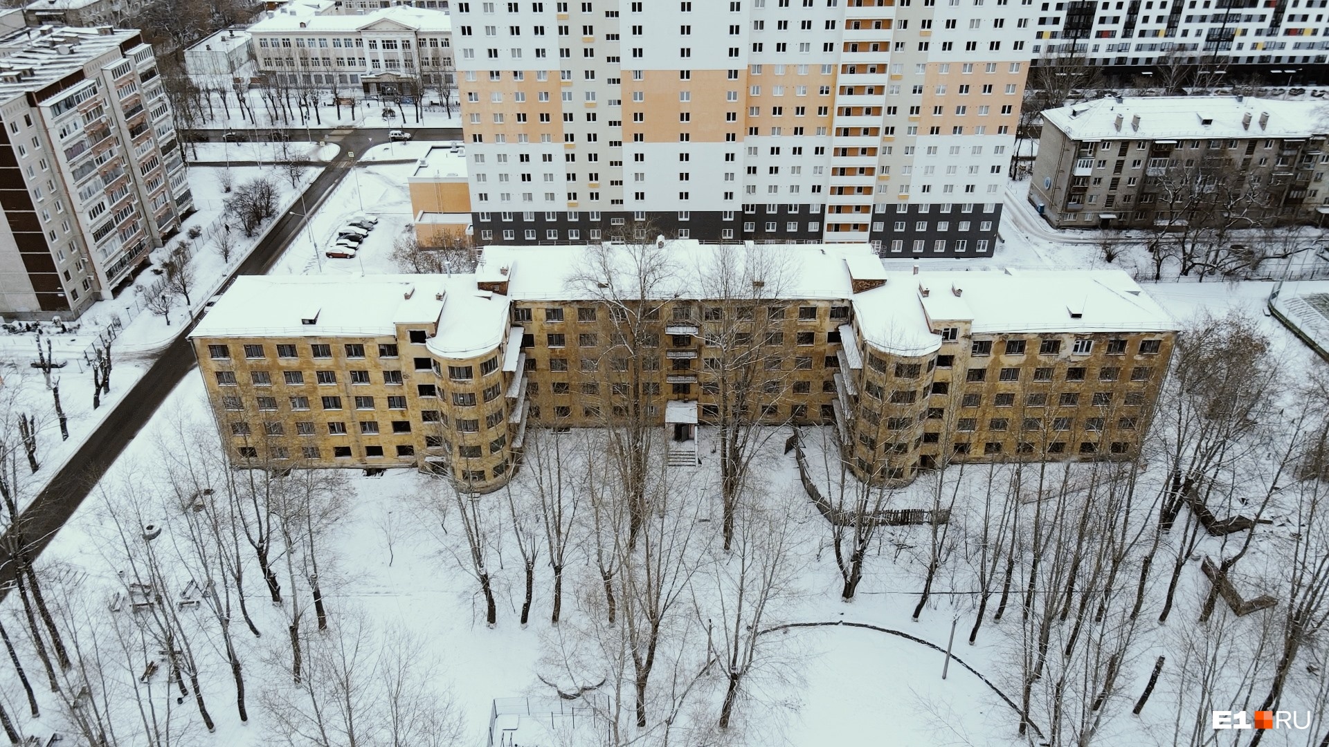 «На пять этажей у нас было две душевые». Летаем над старым кампусом УПИ, который снесут ради высотки