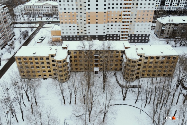 Общежитие в стиле конструктивизма было построено в 1934 году Общежитие в стиле конструктивизма было построено в 1934 году