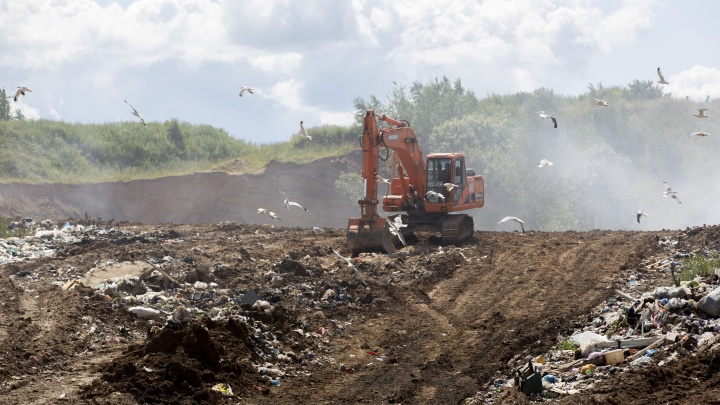 «Вы всё врёте и мешаете. Уходите!»: что происходит на горящей мусорной свалке в Ярославской области
