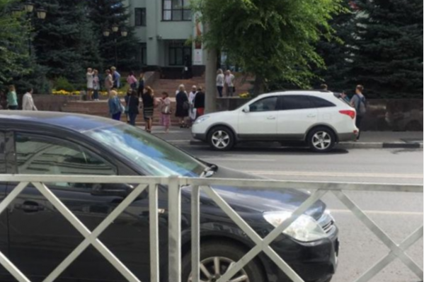 Сотрудников вывели на улицу Сотрудников вывели на улицу