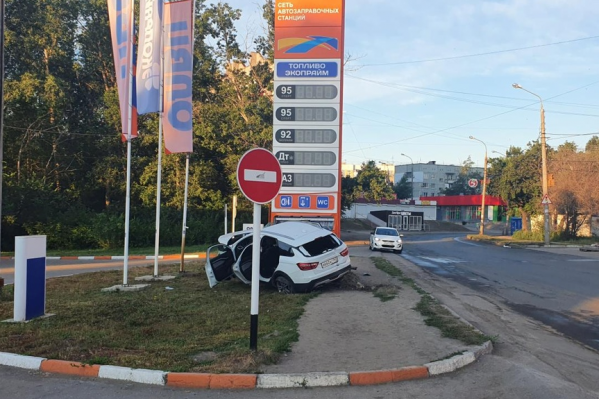 Водитель чудом не влетел в заправку Водитель чудом не влетел в заправку