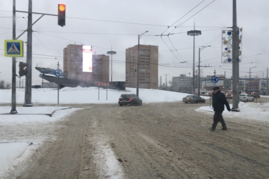 Пешеходные переходы есть только на Московском шоссе и проспекте Кирова, перейти само кольцо и попасть к памятнику по правилам не получится Пешеходные переходы есть только на Московском шоссе и проспекте Кирова, перейти само кольцо и попасть к памятнику по правилам не получится