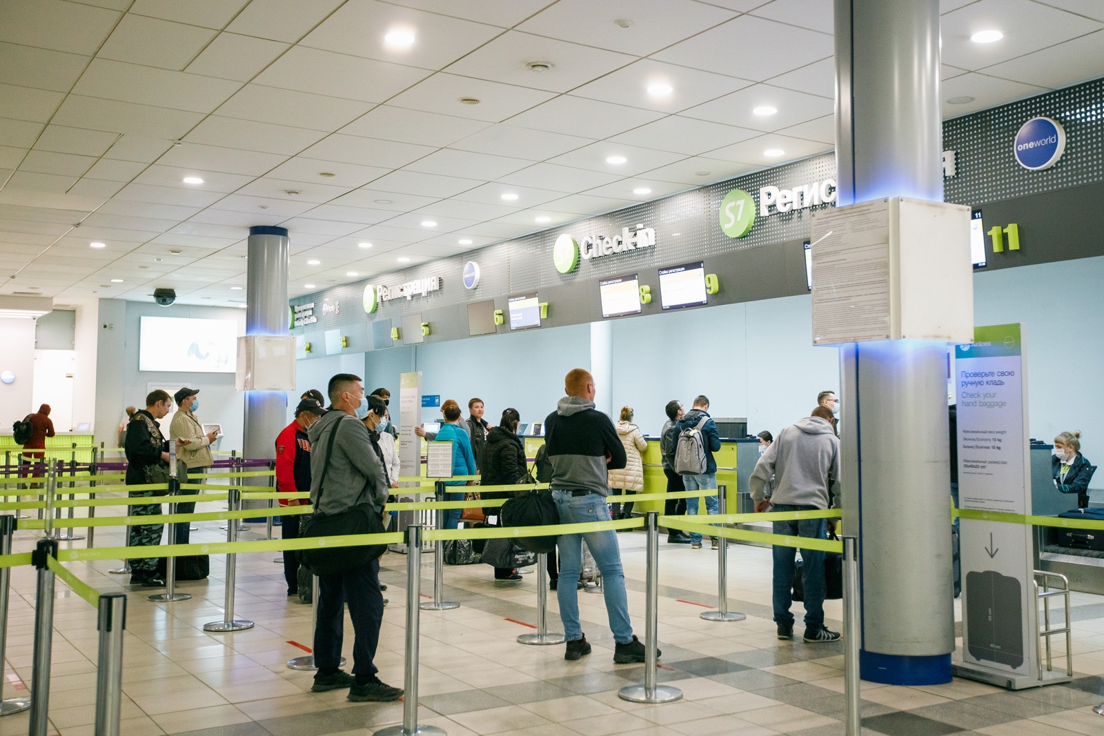 Как пройти в аэропорт. Толмачево аэропорт s7 Airlines. Терминалы s7 в Толмачево. Стойка регистрации в аэропорту. Аэропорт Толмачево регистрация.