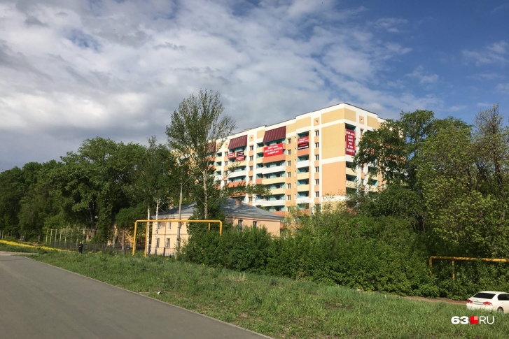 Самарцы обвесили дом баннерами, чтобы привлечь внимание властей Самарцы обвесили дом баннерами, чтобы привлечь внимание властей