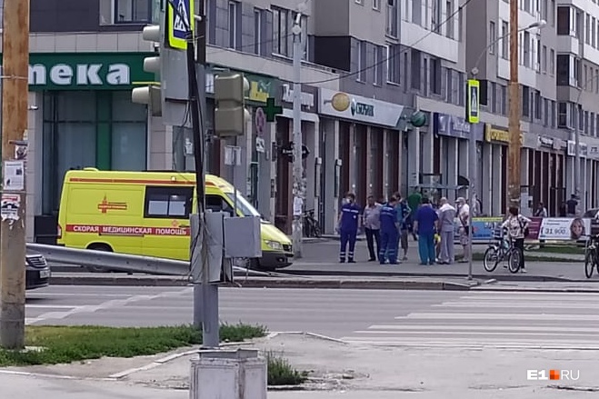На место выезжали сразу две машины скорой На место выезжали сразу две машины скорой